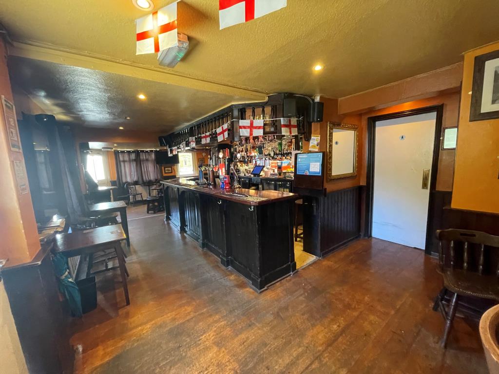 Lot: 108 - FREEHOLD PUBLIC HOUSE IN TOWN CENTRE - Bar area
